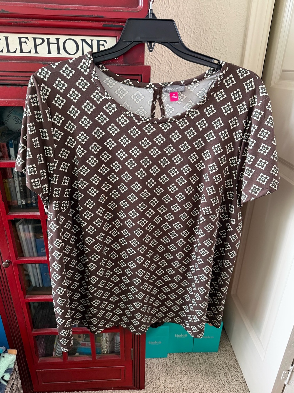 Vince Camuto Brown Geometric Short Sleeve Tee